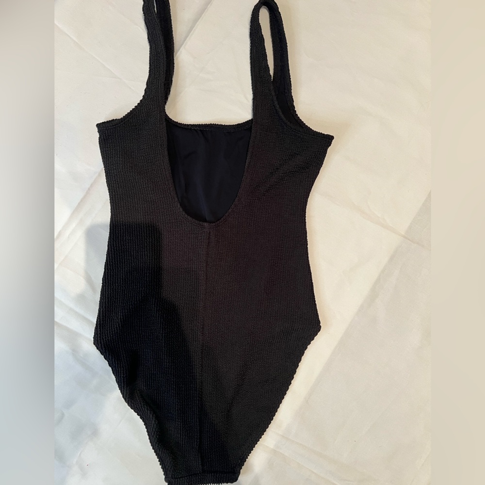 Good American Black Textured Scoop One-Piece Swimsuit - Picture 9 of 11